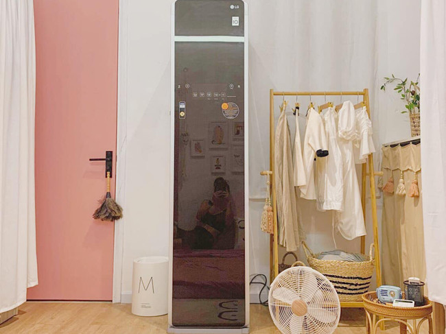 Cánh cửa gỗ được thay bằng cửa màu hồng theo sở thích của chủ nhân căn phòng.