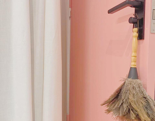 Chị đã phải chi ra 30 triệu đồng để mua đồ, thay cửa, sửa sang lại căn phòng này.