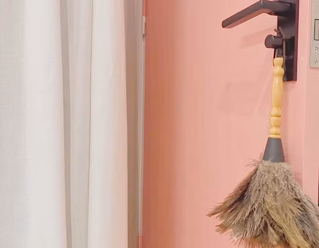 Chị đã phải chi ra 30 triệu đồng để mua đồ, thay cửa, sửa sang lại căn phòng này.