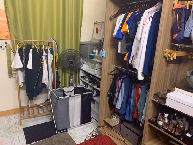 Căn phòng trước khi được trang trí.