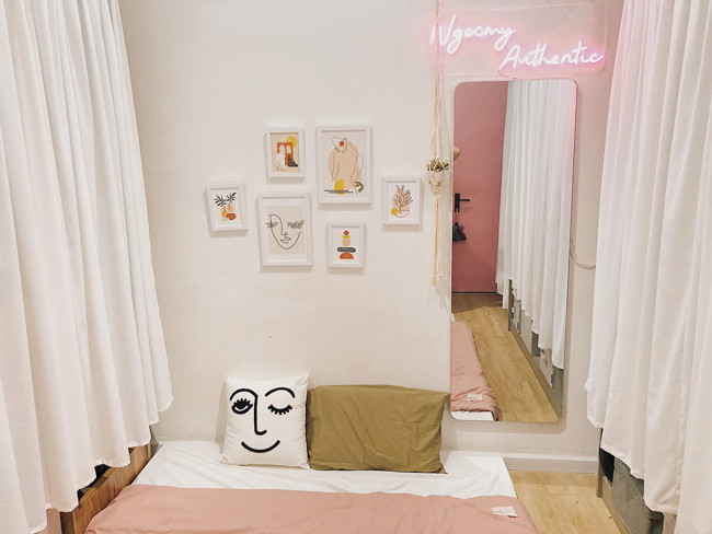 Nhìn rối mắt, chị Nga quyết định thay đổi, trang trí lại cho em gái mình.