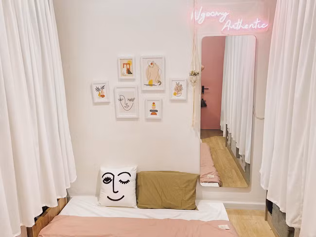 Nhìn rối mắt, chị Nga quyết định thay đổi, trang trí lại cho em gái mình.