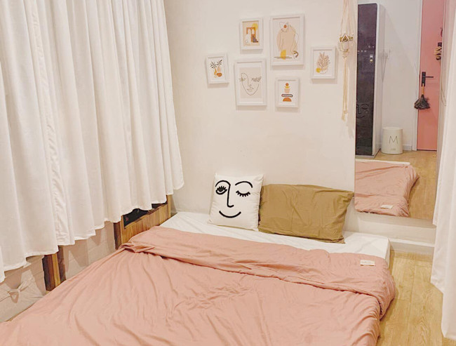 Để phòng nhìn mới và rộng hơn, chị Nga cũng sơn lại tường và dán sàn nhựa giả gỗ.