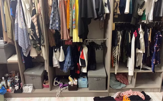 Mọi thứ lộn xộn, nhìn chật chội.