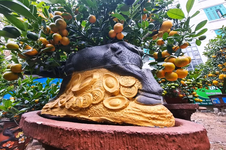 Các mẫu trâu cũng được làm đa dạng từ màu sắc đến các họa tiết trang trí. Những đồng tiền vàng may mắn trên những con trâu là tượng trưng cho lộc đến với khách hàng.