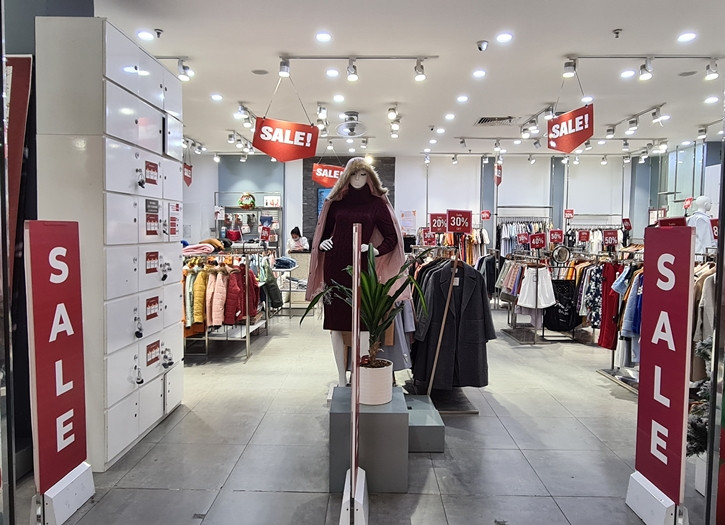 Các cửa hàng thời trang thương hiệu cũng chạy đua giảm giá từ 20-50%, tùy từng sản phẩm.