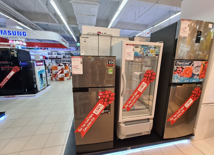 Bên cạnh áp dụng chương trình giảm giá cho các sản phẩm điện tử, điện lạnh,... nhiều sản phẩm của các hãng thương hiệu lớn bên trong cửa hàng, siêu thị điện máy còn triển khai tặng quà và phiếu mua hàng giảm giá cho khách hàng.