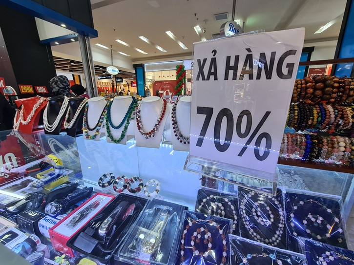 Bên trong một số siêu thị lớn ở Hà Nội, những quầy hàng trang sức cũng đua nhau giảm giá kịch sàn.