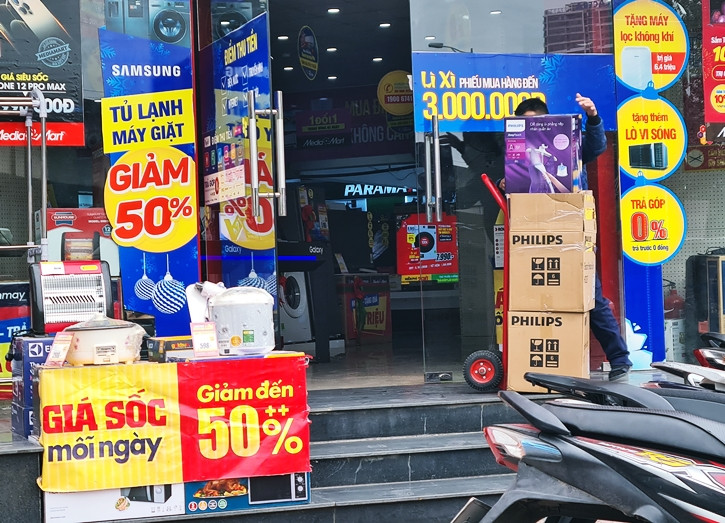 Áp phích, pano quảng cáo "sale off" được dán, dựng, treo từ cửa ra vào đến bên trong các siêu thị điện máy để thu hút khách hàng.