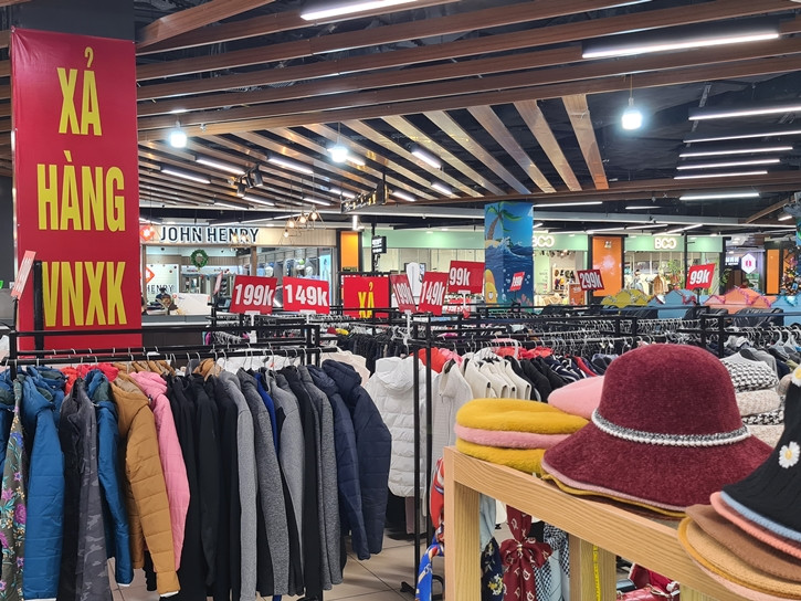 Những mặt hàng thời trang bình dân cũng đồng loạt xả hàng dịp cuối năm.