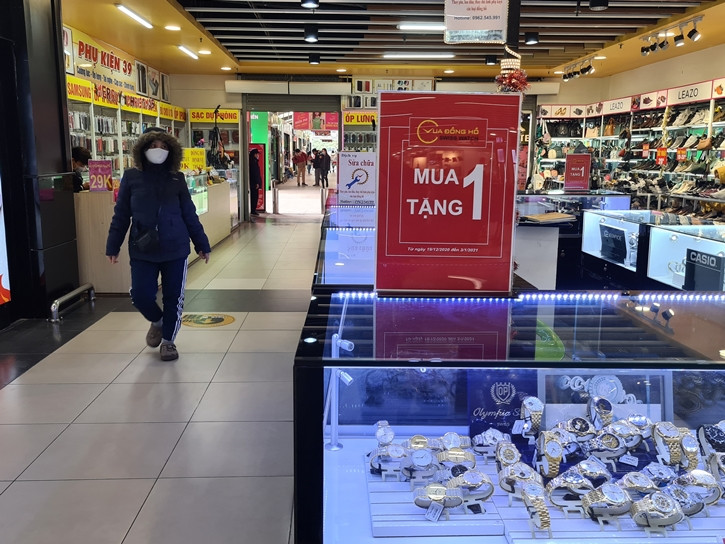 Một quầy hàng đồng hồ thương hiệu nằm trong siêu thị trên đường Trần Duy Hưng đang khuyến mại mua 1 tặng 1.
