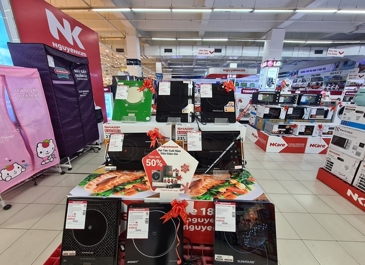 Những tấm biển quảng cáo, giảm giá đều được dán lên các sản phẩm bày bán bên trong siêu thị.