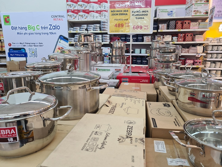 Những mặt hàng gia dụng khác như: Xoong nồi, chảo,... cũng được giảm giá mạnh.