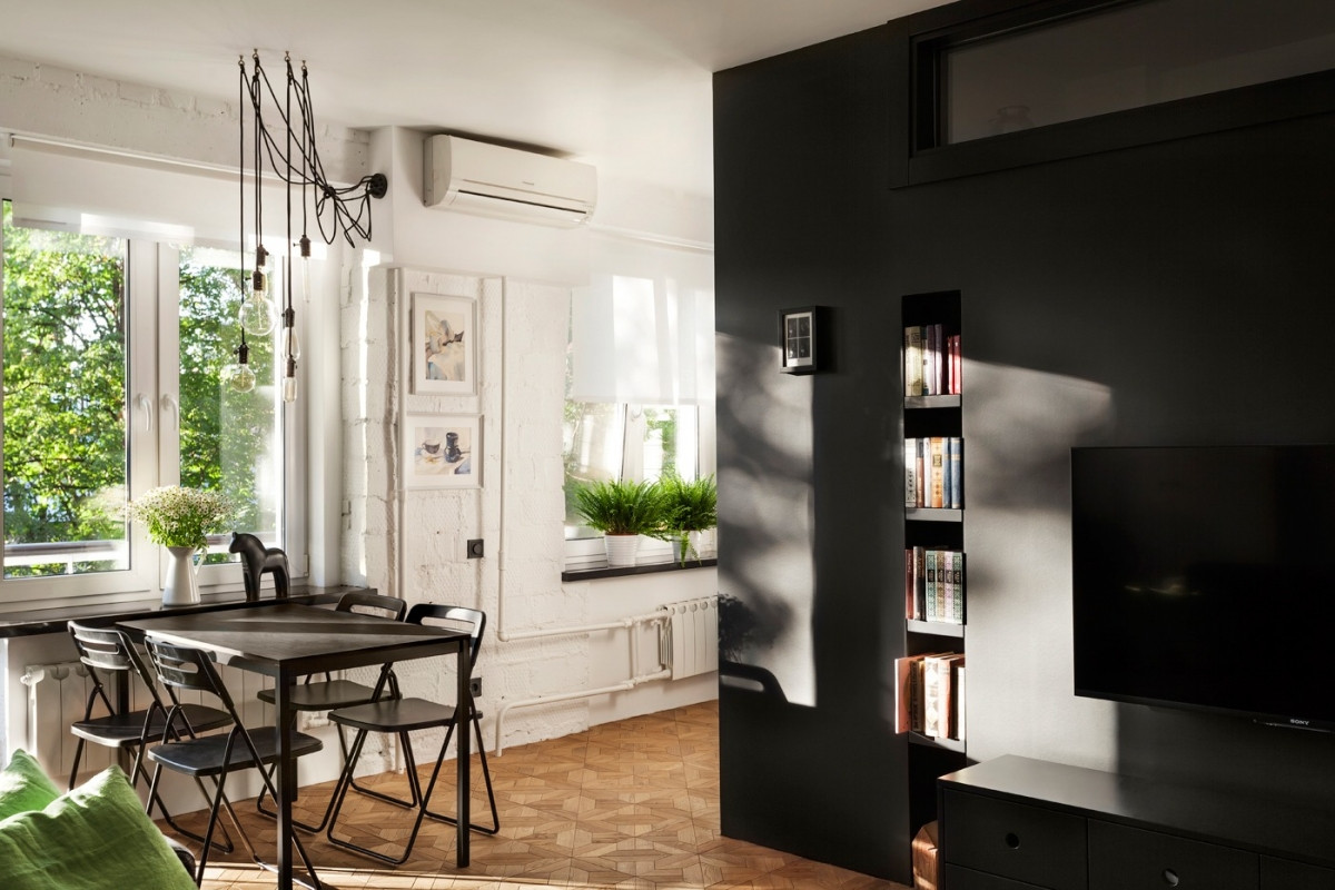 Bộ bàn ăn màu đen bên cạnh cửa sổ khá ấn tượng, thu hút.