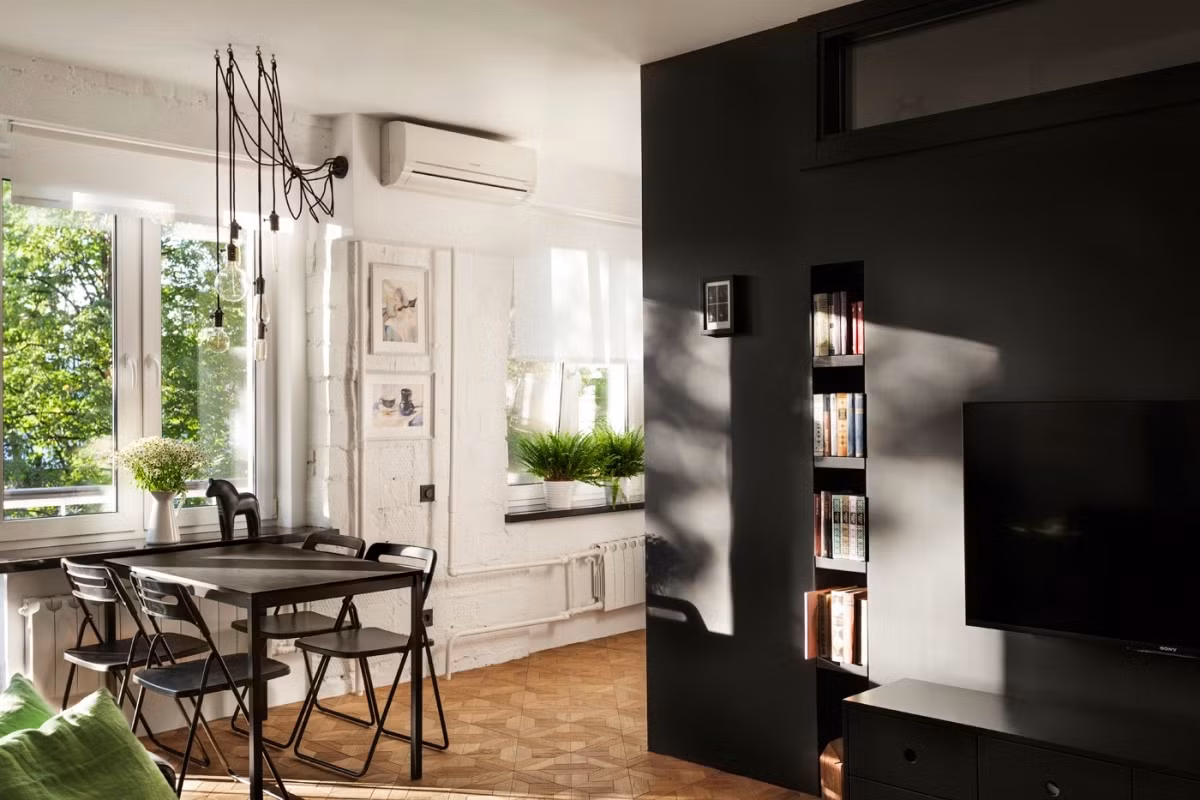 Bộ bàn ăn màu đen bên cạnh cửa sổ khá ấn tượng, thu hút.