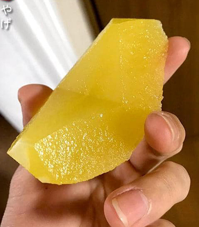 Loại hoa quả này có phần ruột trong veo như mật ong, ăn giòn đanh, ngọt và thơm ngào ngạt.