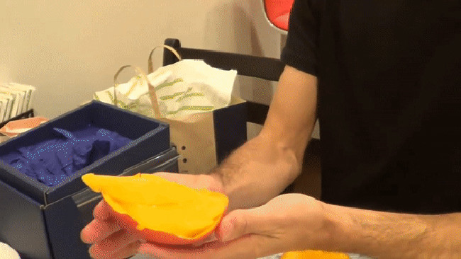 Khi quả chín vỏ có màu đỏ tươi. Xoài “trứng mặt trời” có độ ngọt cao hơn so với loại bình thường và hàm lượng dinh dưỡng cao như sắt, canxi và các chất chống oxy hóa nên được nhiều người ưa thích.