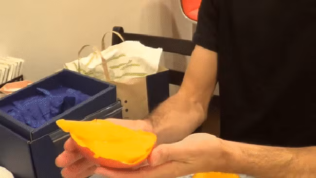 Khi quả chín vỏ có màu đỏ tươi. Xoài “trứng mặt trời” có độ ngọt cao hơn so với loại bình thường và hàm lượng dinh dưỡng cao như sắt, canxi và các chất chống oxy hóa nên được nhiều người ưa thích.