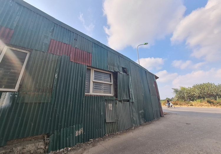 Để “che mắt” người qua lại, một số công trình che chắn tôn xanh kín bên ngoài, nhưng thực tế ở trong công trình đã được xây dựng tường gạch kiên cố.