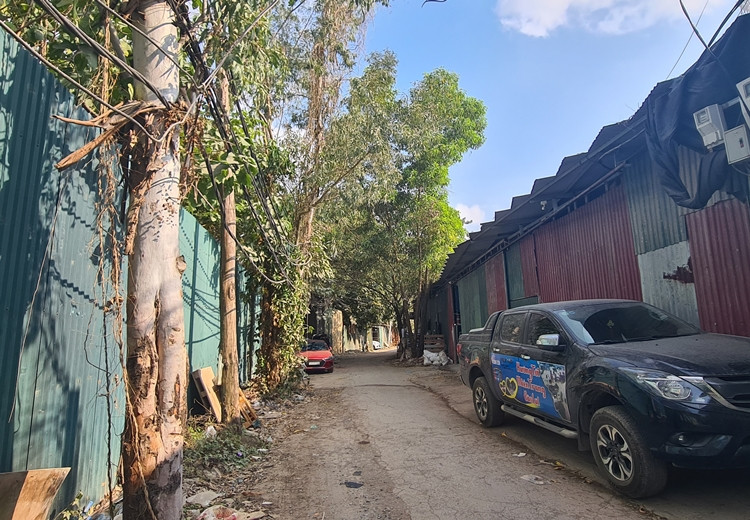 Khu vực này có một nhà xưởng rộng cả nghìn m2, sử dụng đất sai mục đích để kinh doanh sơn và một nhà xưởng làm gara sửa chữa, bảo dưỡng ô tô hiện vẫn hoạt động nhộn nhịp như không có chuyện gì.