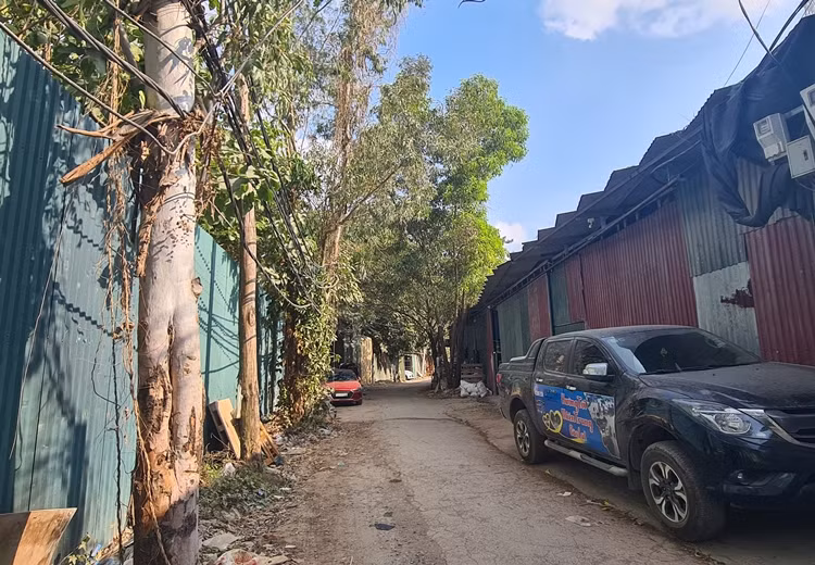 Khu vực này có một nhà xưởng rộng cả nghìn m2, sử dụng đất sai mục đích để kinh doanh sơn và một nhà xưởng làm gara sửa chữa, bảo dưỡng ô tô hiện vẫn hoạt động nhộn nhịp như không có chuyện gì.