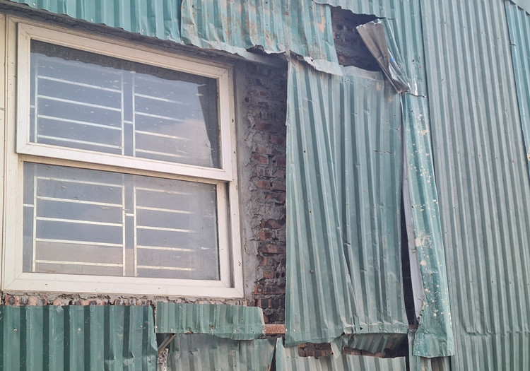 Lớp tôn xanh được dựng nhằm "che chắn" công trình xây dựng kiên cố bên trong.