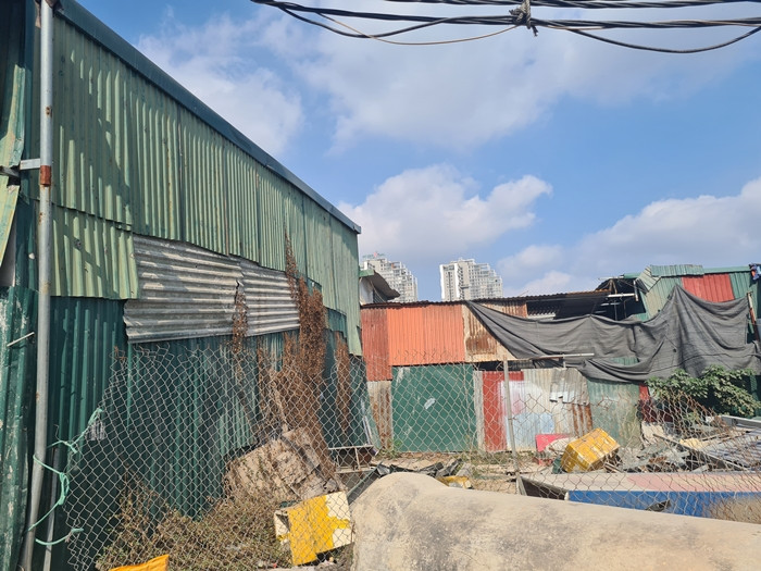 Theo tìm hiểu của PV, trước khi lên làm Chủ tịch UBND phường Phú Đô, ông Nguyễn Phùng Hưng đảm nhiệm vị trí Phó Chủ tịch UBND phường Phú Đô. Trước tình trạng vi phạm trật tự xây dựng ở Sa Đôi, dư luận nghi vấn: Có hay không sự buông lỏng quản lý về vi phạm trật tự xây dựng trên địa bàn phường Phú Đô? Kiến Thức tiếp tục thông tin.