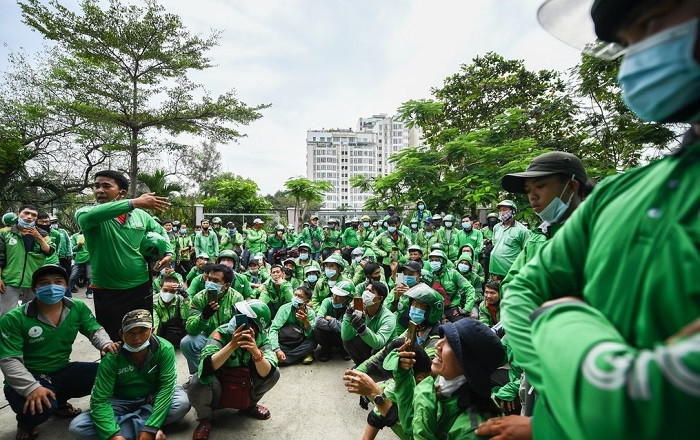 Tang phan trich nop gay thiet thoi cho tai xe: Grab co sai luat?