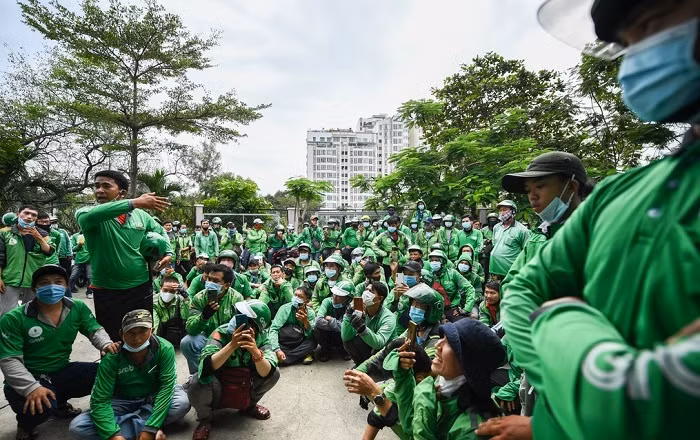 Tang phan trich nop gay thiet thoi cho tai xe: Grab co sai luat?