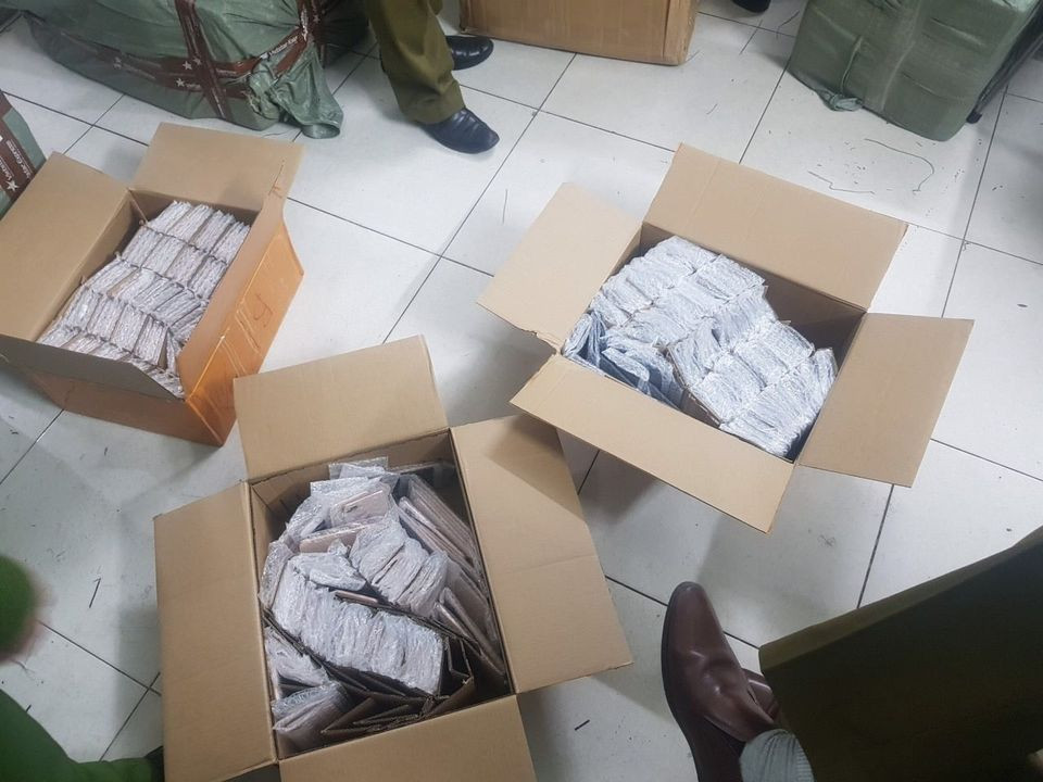 Ha Noi: Bat giu lo dien thoai iPhone 8 ty chuyen qua duong hang khong