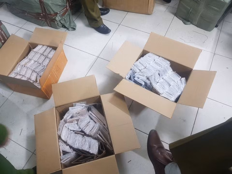 Ha Noi: Bat giu lo dien thoai iPhone 8 ty chuyen qua duong hang khong