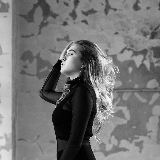 Elena Radionova (21 tuổi) từng là ngôi sao sáng làng trượt băng nghệ thuật Nga. VĐV sinh năm 1999 giành Huy chương đồng Thế giới năm 2015, 2 lần giành huy chương tại Chung kết Grand Prix. Năm 2018, Radionova phải rút lui khỏi 2 giải đấu Skate America và NHK Trophy do chấn thương lưng. Khoảng 2 năm nay, cô phải tạm dừng sự nghiệp do tăng cân không kiểm soát. Dù đã tìm nhiều cách để giảm cân, Radionova vẫn không thể lấy lại phong độ.