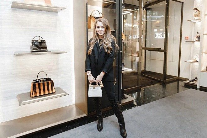 Tại trang cá nhân có hơn 140.000 người theo dõi, hot girl làng trượt băng thường xuyên chia sẻ hình ảnh tập luyện thể thao và du lịch. Thời gian gần đây, cô thử sức với vai trò MC cho một số chương trình truyền hình.