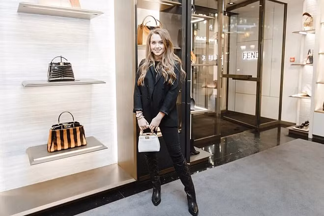 Tại trang cá nhân có hơn 140.000 người theo dõi, hot girl làng trượt băng thường xuyên chia sẻ hình ảnh tập luyện thể thao và du lịch. Thời gian gần đây, cô thử sức với vai trò MC cho một số chương trình truyền hình.