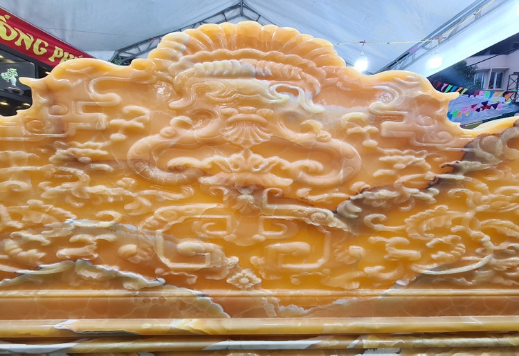 Từng nét hoa văn điêu khắc trên ghế dài được chăm chút tỉ mỉ.