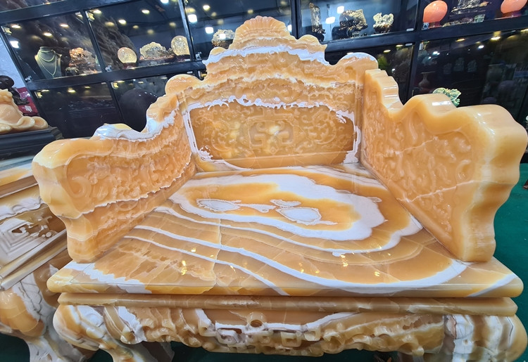 Phần ghế đơn được làm từ ngọc Hoàng Long với nhiều họa tiết cùng với vân ngọc trông rất ấn tượng.