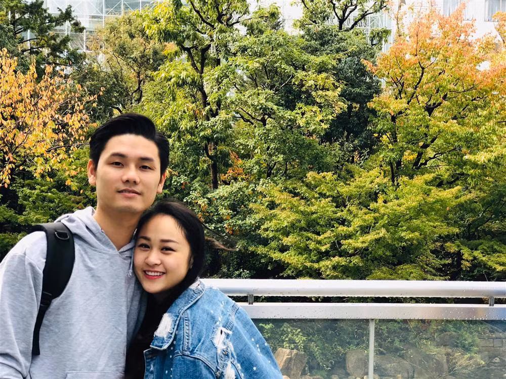 Đôi trẻ đã có hơn 2 năm hẹn hò lãng mạn. Thăng Long từ lâu đã qua lại với gia đình Thiện Thanh, rất được lòng bố mẹ bạn gái, và cả ông bà nội bạn gái, là NSND Trung Kiên và NSND Thu Hà.