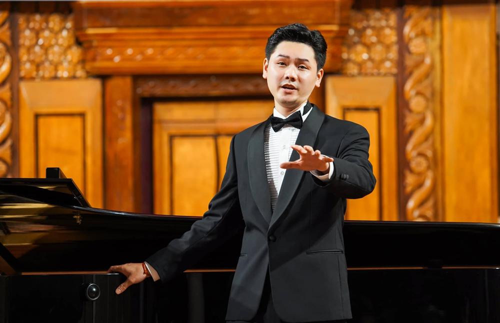 Thăng Long là ca sĩ của dòng nhạc thính phòng.