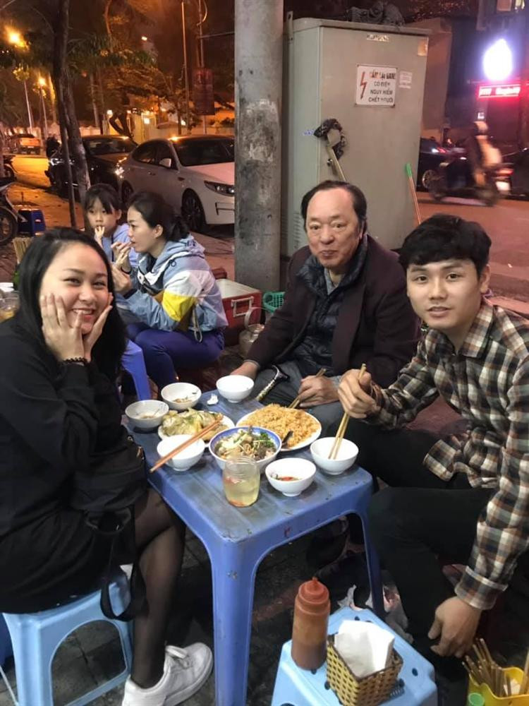 Nam ca sĩ đi ăn uống cùng Thiện Thanh và ông nội bạn gái - NSND Trung Kiên.