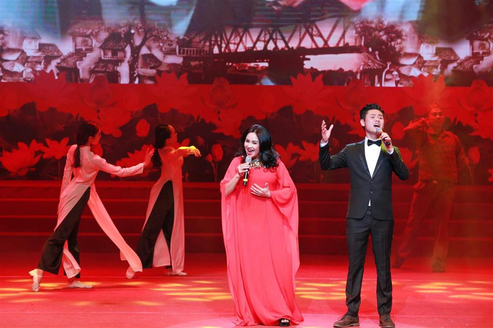 Anh từng có dịp song ca với mẹ vợ tương lai trên sân khấu. Hình ảnh này được Thăng Long chia sẻ trên trang mạng xã hội vào năm 2018.