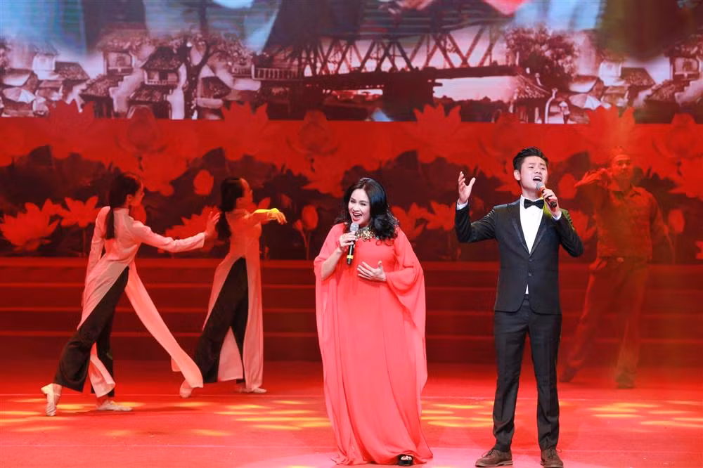 Anh từng có dịp song ca với mẹ vợ tương lai trên sân khấu. Hình ảnh này được Thăng Long chia sẻ trên trang mạng xã hội vào năm 2018.