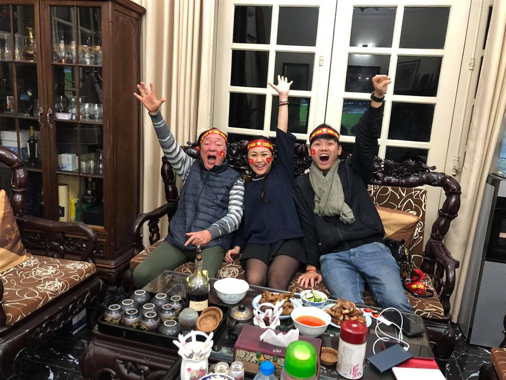 Hình ảnh vui vẻ của 3 ông cháu khi cùng xem bóng đá.