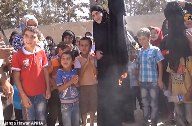 Dưới sự quản lý của phiến quân IS, các chị em phụ nữ ở Manbij, thị trấn phía bắc Syria này phải đội khăn trùm kín mặt và mặc áo choàng kín từ đầu tới chân mỗi khi họ ra ngoài đường. Nếu không làm vậy, họ sẽ bị IS trừng phạt tàn bạo.