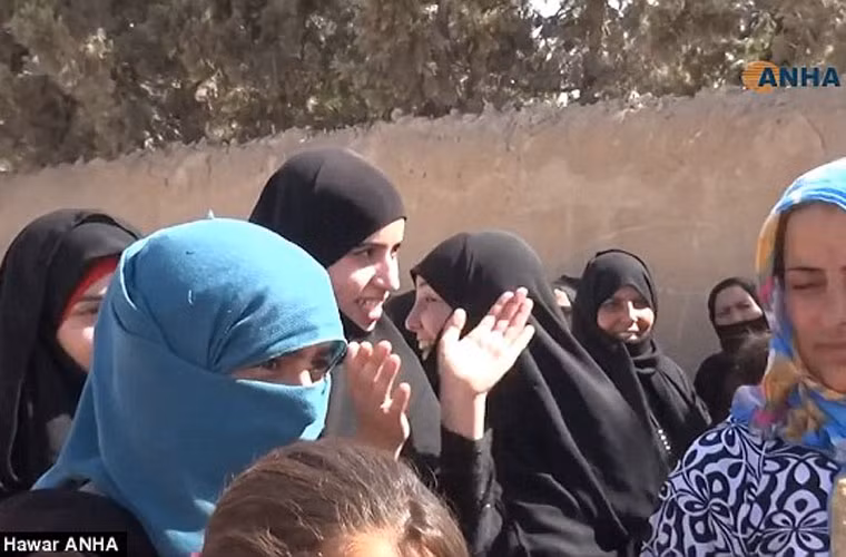 Các chị em hứng khởi đổ ra đường phố để ăn mừng chiến thắng.