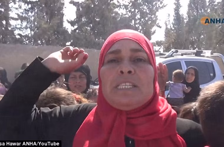 Nhiều phụ nữ ở thị trấn Syria này và các cháu nhỏ đều đổ ra đường vui mừng ăn mừng trước sự kiện SDF đánh bật IS ra khỏi Manbij.