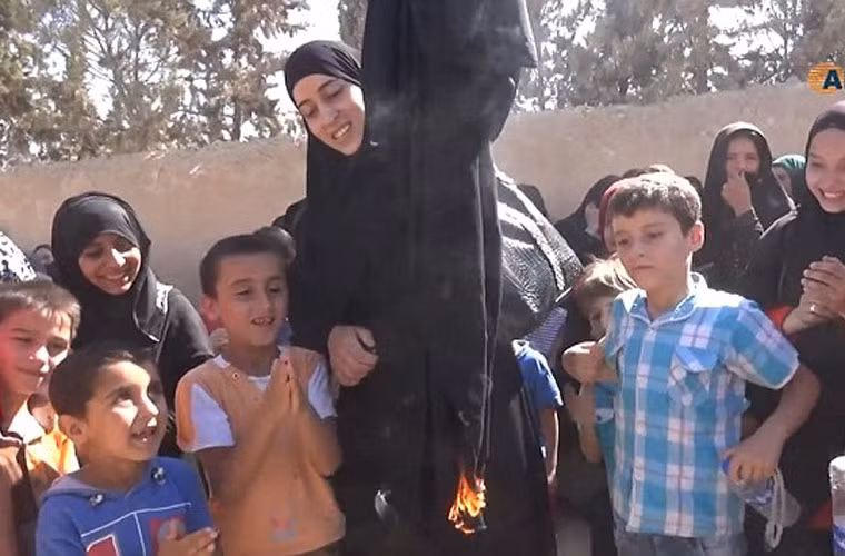 Một đoạn video do hãng thông tấn của người Kurd ANHA công bố ghi lại cảnh người dân Syria ở thị trấn Manbij để ăn mừng chiến thắng sau khi SDF do Mỹ hậu thuẫn đã giành lại nơi này từ tay IS. Đặc biệt, nhiều phụ nữ Syria ở đây còn đốt khăn trùm đầu để ăn mừng sự kiện này.