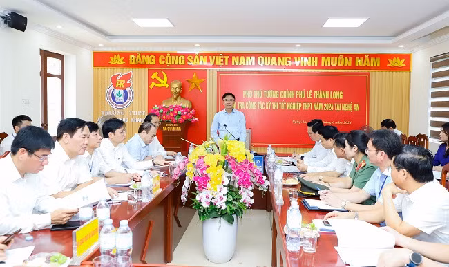 Phó Thủ tướng kiểm tra công tác tổ chức thi tốt nghiệp THPT tại Nghệ An - Hình 2 Pho Thu tuong kiem tra cong tac to chuc thi tot nghiep THPT tai Nghe An-Hinh-2