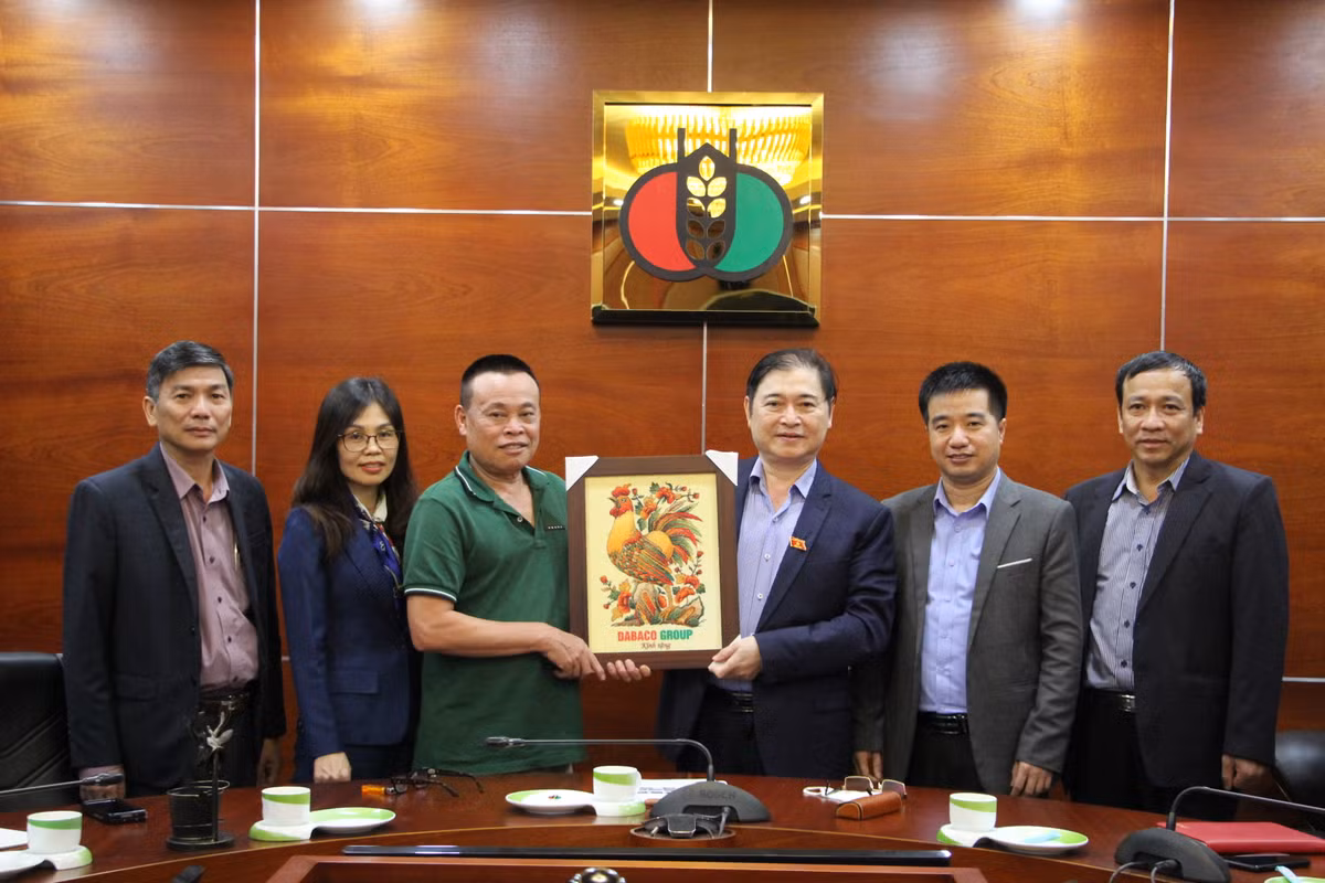 Chu tich VUSTA Phan Xuan Dung tham va lam viec voi Tap doan DABACO