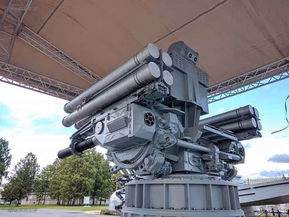 Tuy nhiên, Pantsir-M chỉ có khả năng triển khai 8 tên lửa trên bệ phóng thay vì 12 như của Pantsir-S1. Nguồn ảnh: Sina