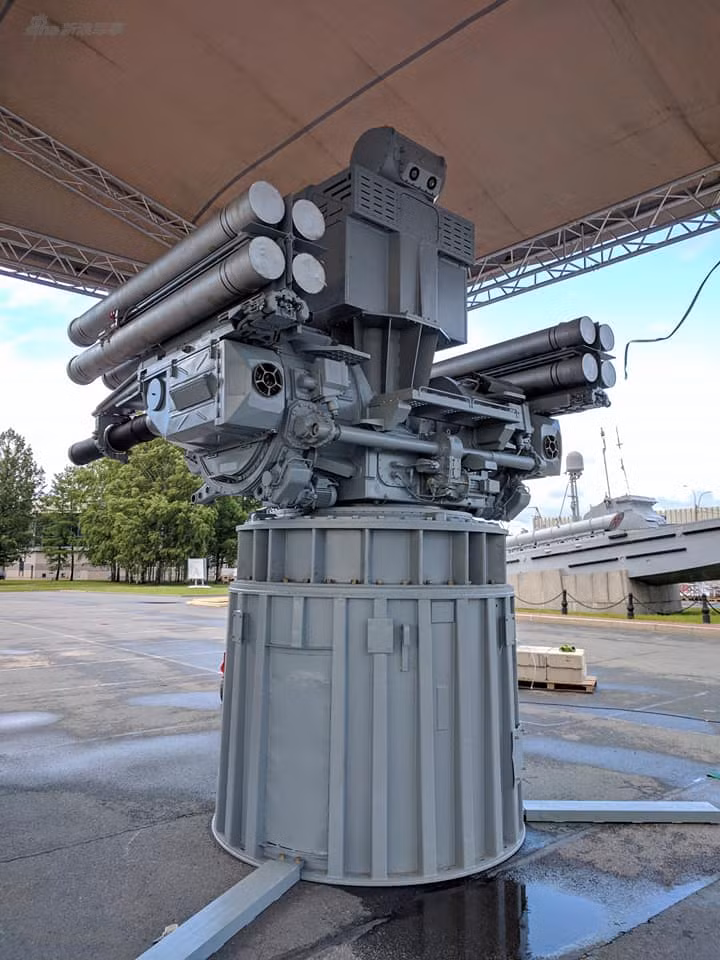 Theo một số nguồn tin, một module chiến đấu Pantsir-M có thể đồng thời tiêu diệt 4 mục tiêu với 4 đạn tên lửa và cùng kho vũ khí 32 quả đạn. Bên cạnh đó cũng có nguồn tin cho rằng, Pantsir-M có khả năng triển khai tên lửa Hermes-K có tầm bắn lên tới...100km. Nguồn ảnh: Sina